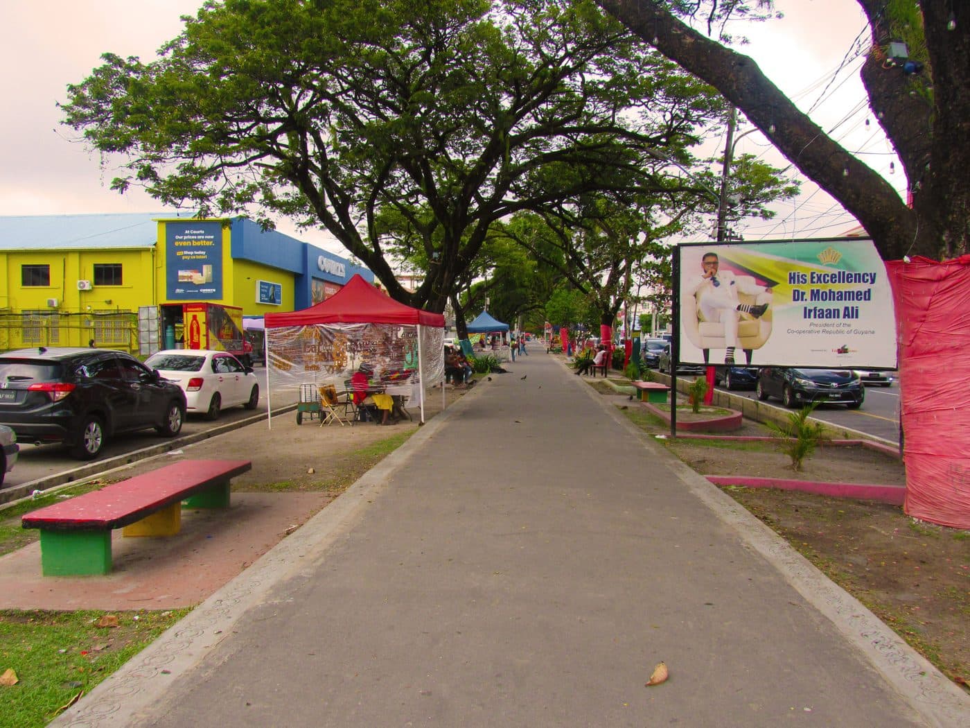 Main Street promenade with market stalls and colonial architecture, Georgetown